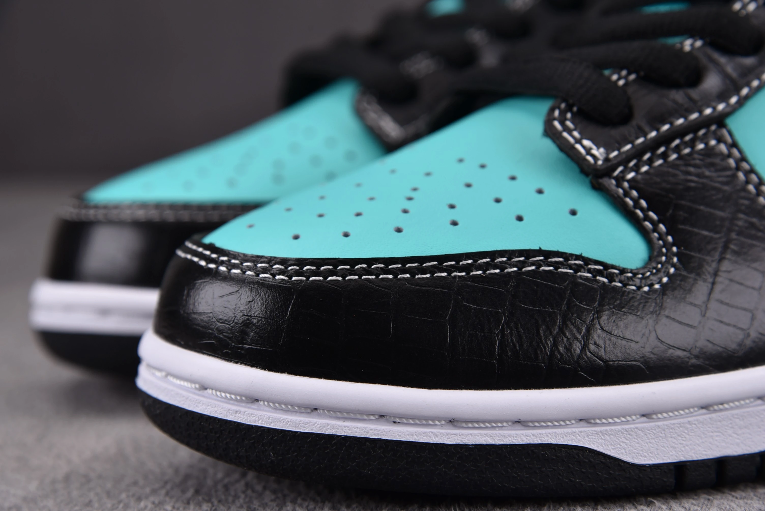 Nike SB Dunk Low Diamond Supply Co. Aqua Blue