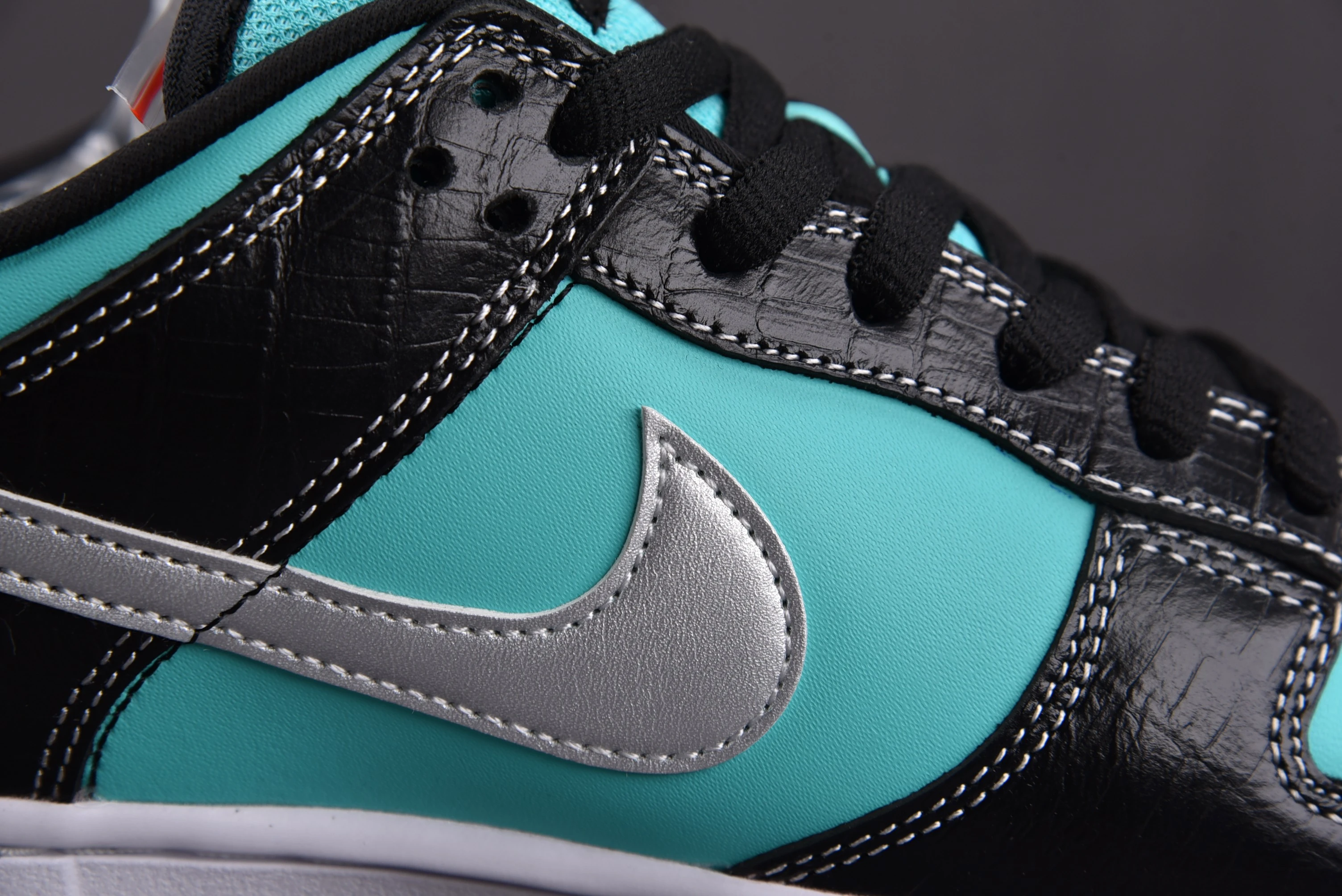 Nike SB Dunk Low Diamond Supply Co. Aqua Blue