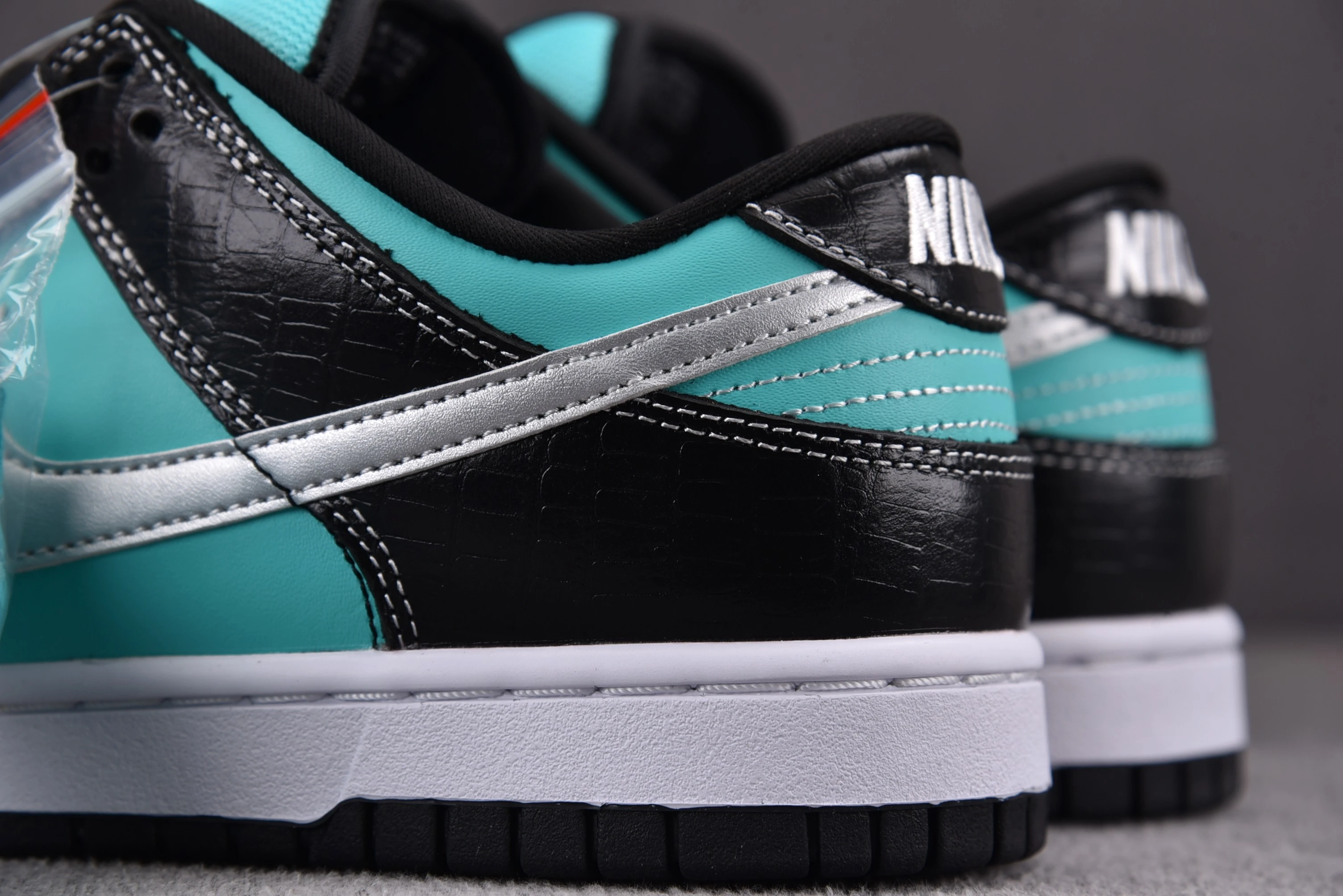 Nike SB Dunk Low Diamond Supply Co. Aqua Blue