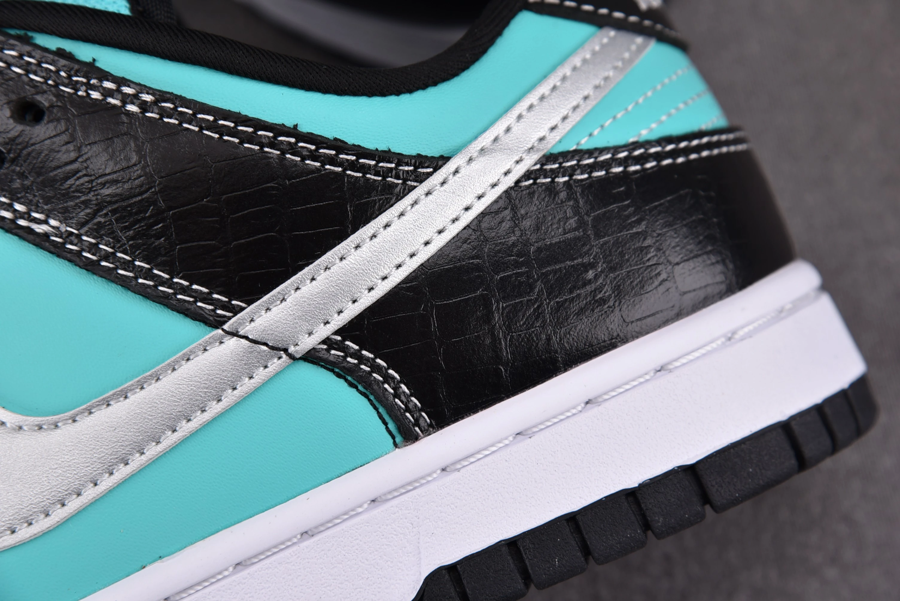 Nike SB Dunk Low Diamond Supply Co. Aqua Blue