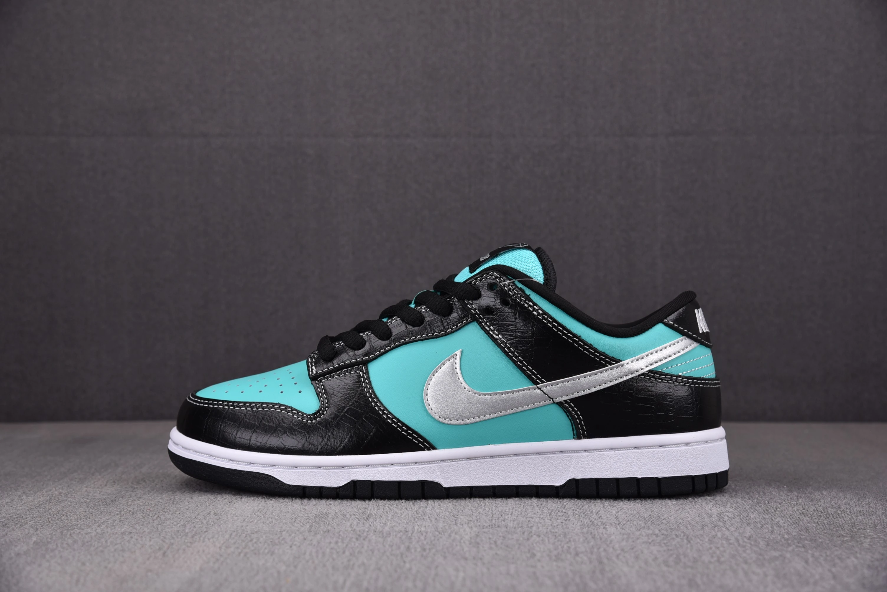 Nike SB Dunk Low Diamond Supply Co. Aqua Blue