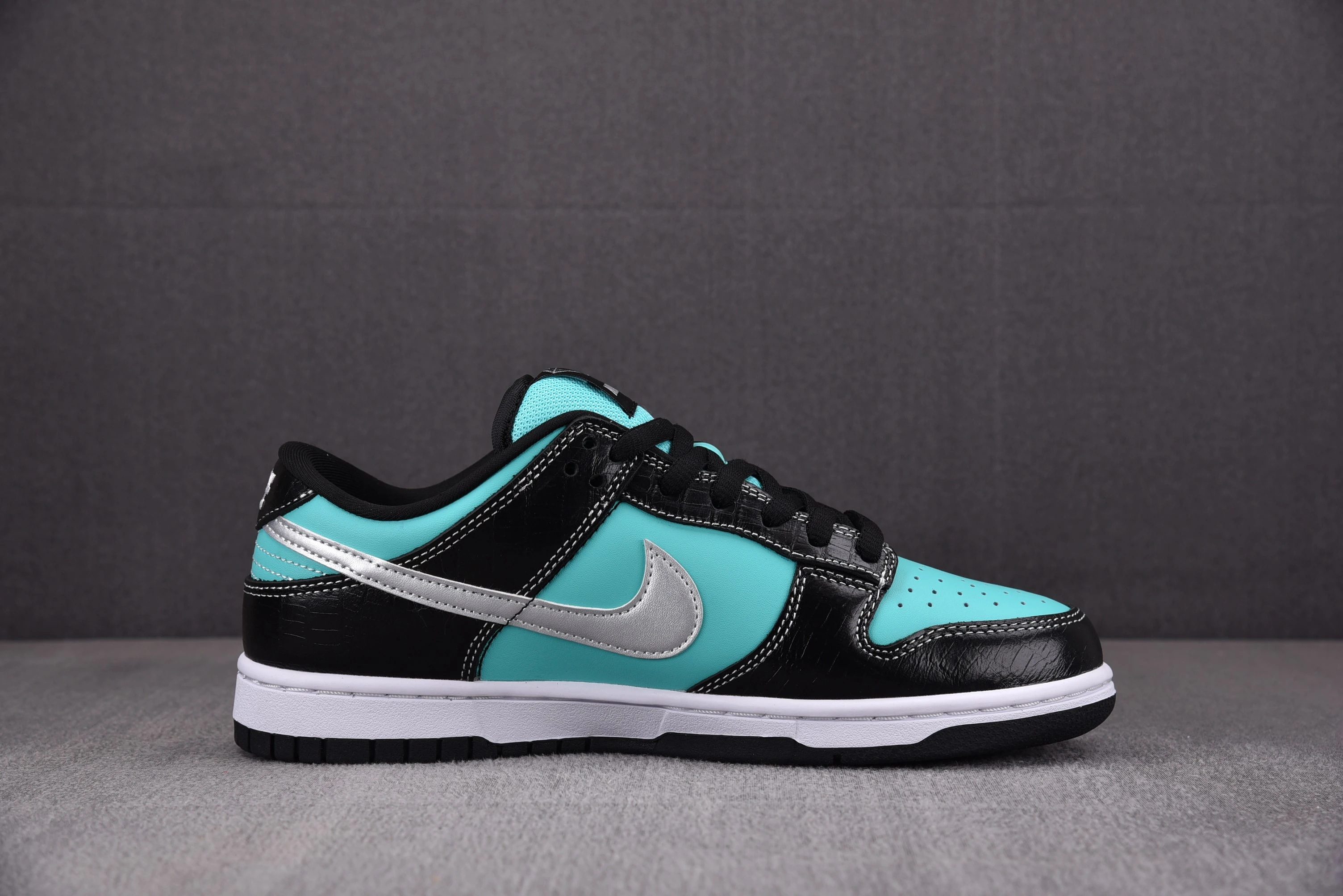 Nike SB Dunk Low Diamond Supply Co. Aqua Blue